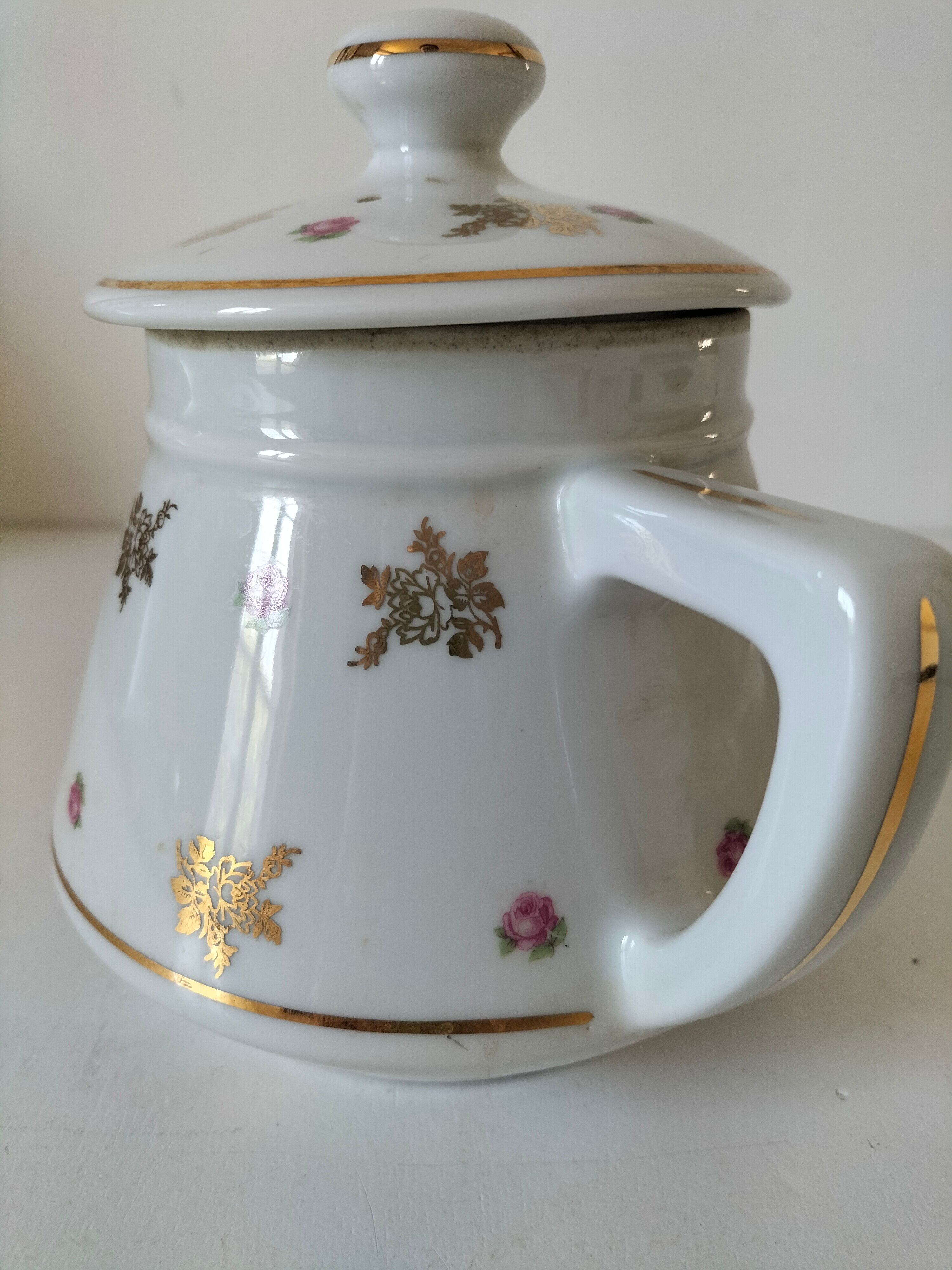 Porcelain teapot Louis Lourioux, decorated with roses and pyroluxe gilding.