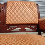 Ancienne banquette en bois et velours orange