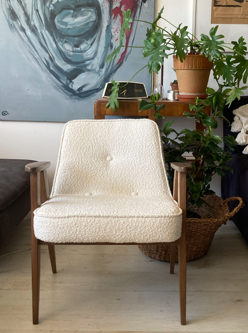Chaise 366 en tissu boucle conçue en 1962 par J. Chierowski