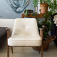 Chaise 366 en tissu boucle conçue en 1962 par J. Chierowski