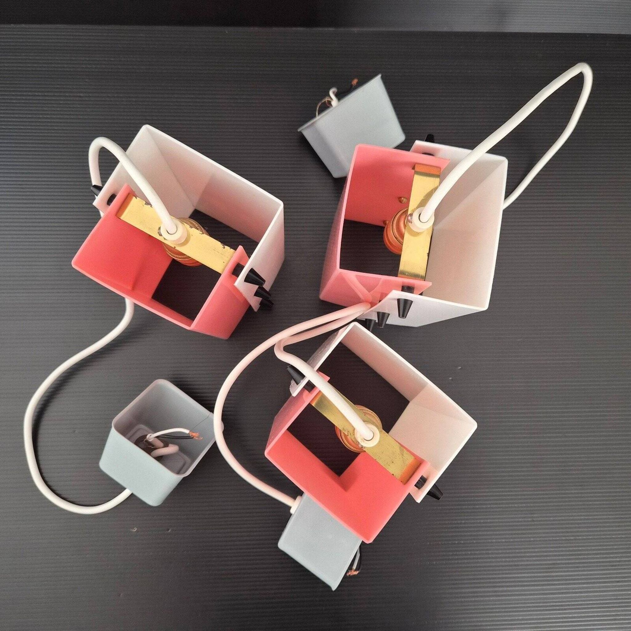 Suite de 3 suspensions vintage 1950 en plexiglas rose & blanc