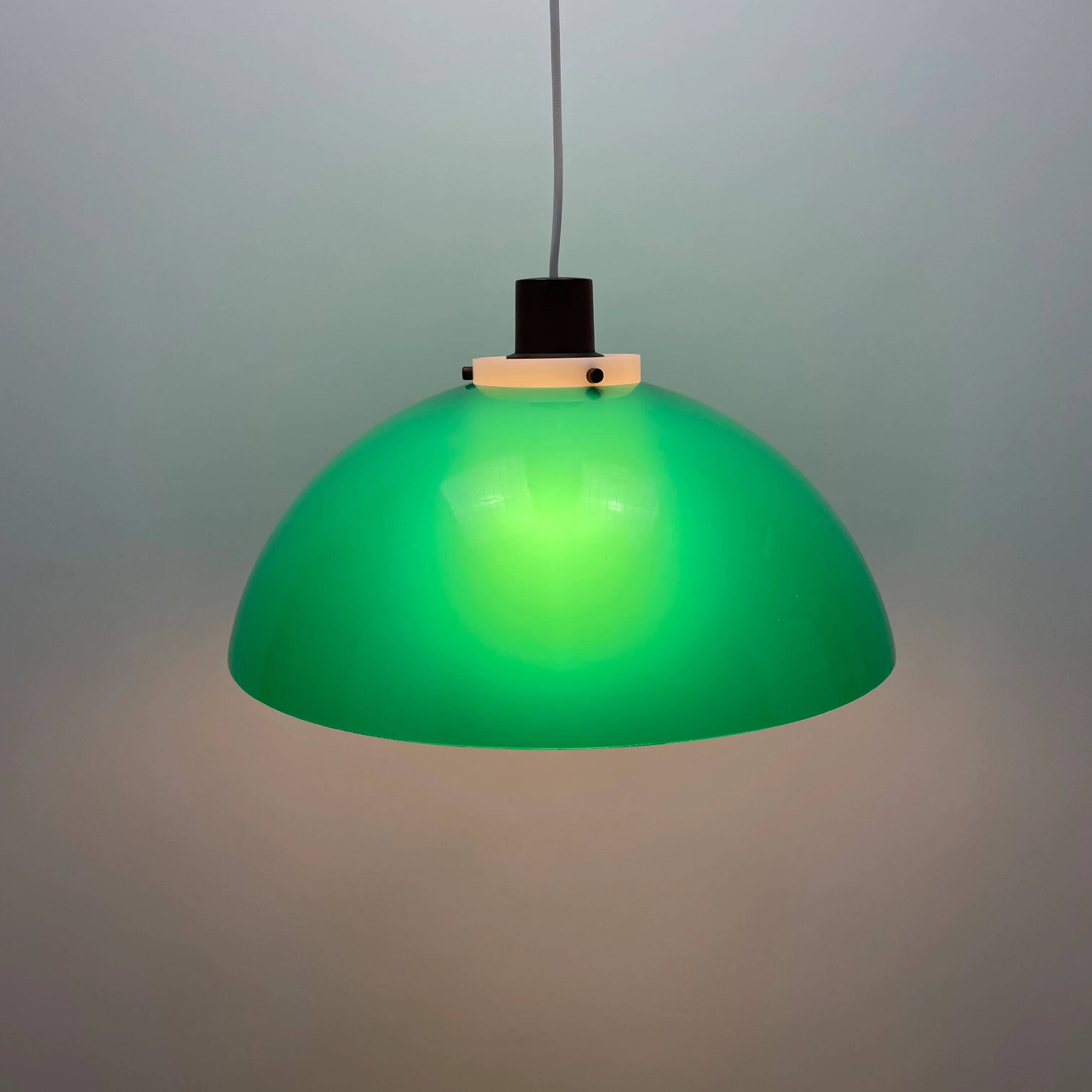 Suspension champignon verte par Uno & Östen Kristiansson pour LUXUS, Suède 1960