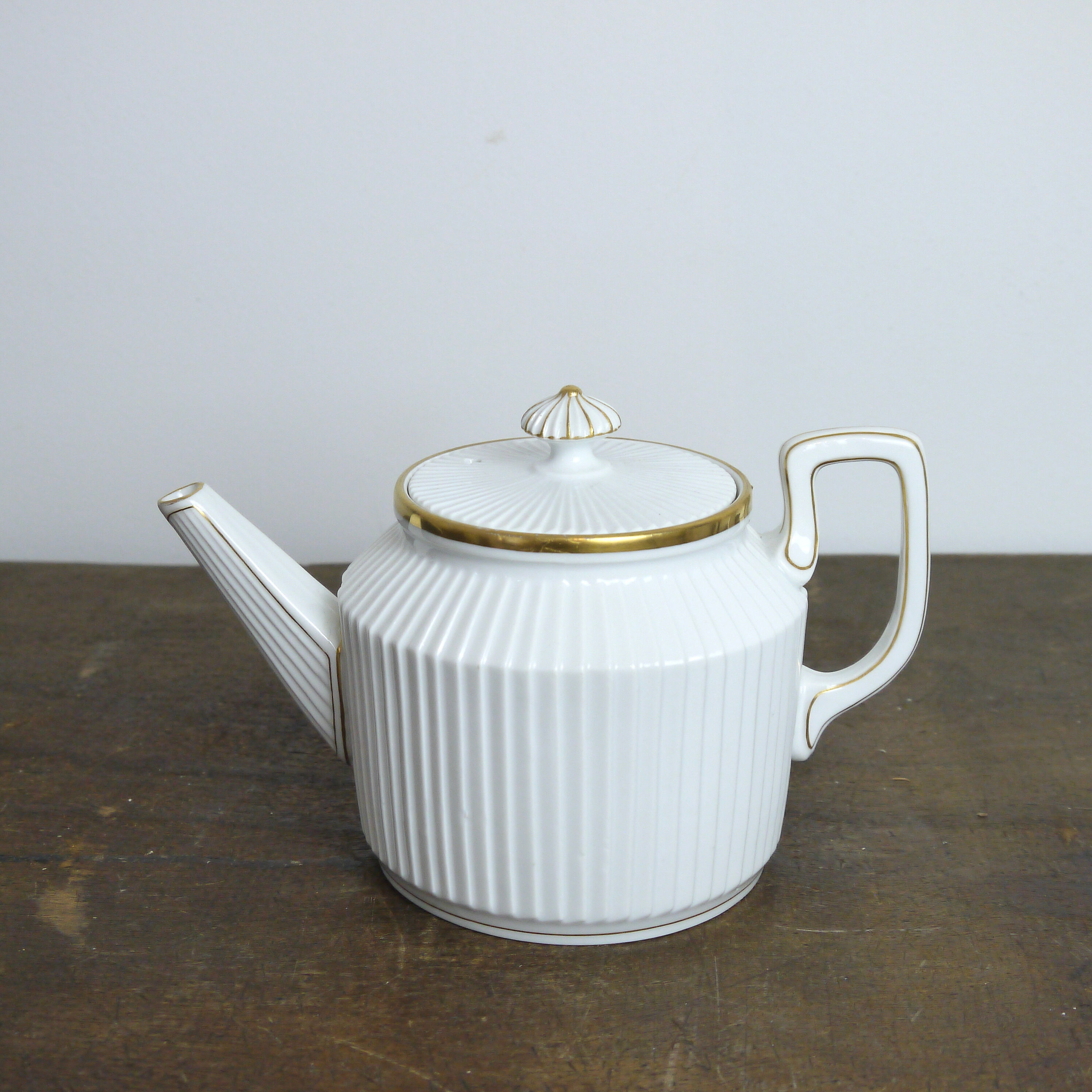 Mehun porcelain white teapot and porcelain gold