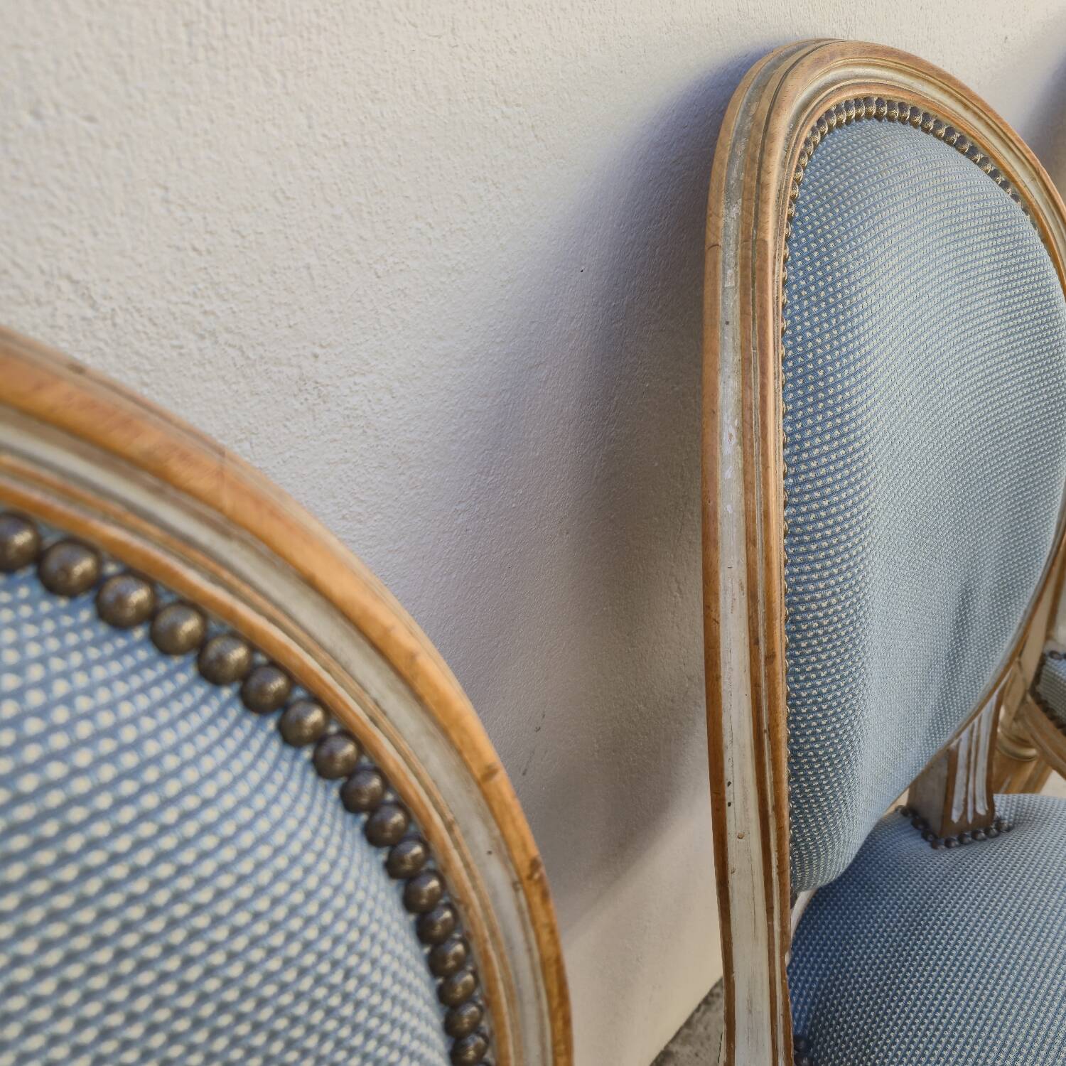 Set of 6 Louis XVI style chairs with antique patinated medallion