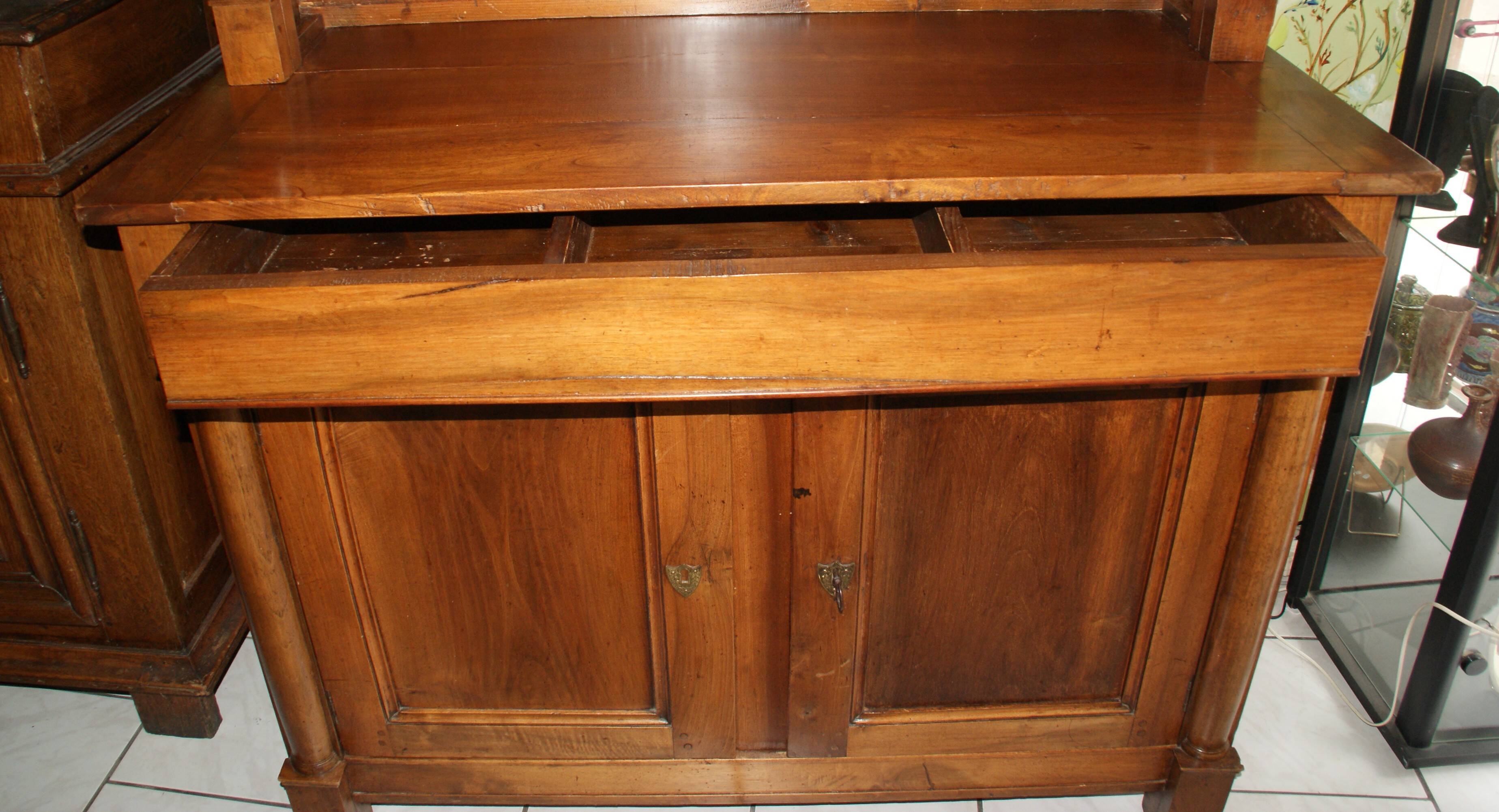 Sideboard with half-columns in walnut, Empire period.