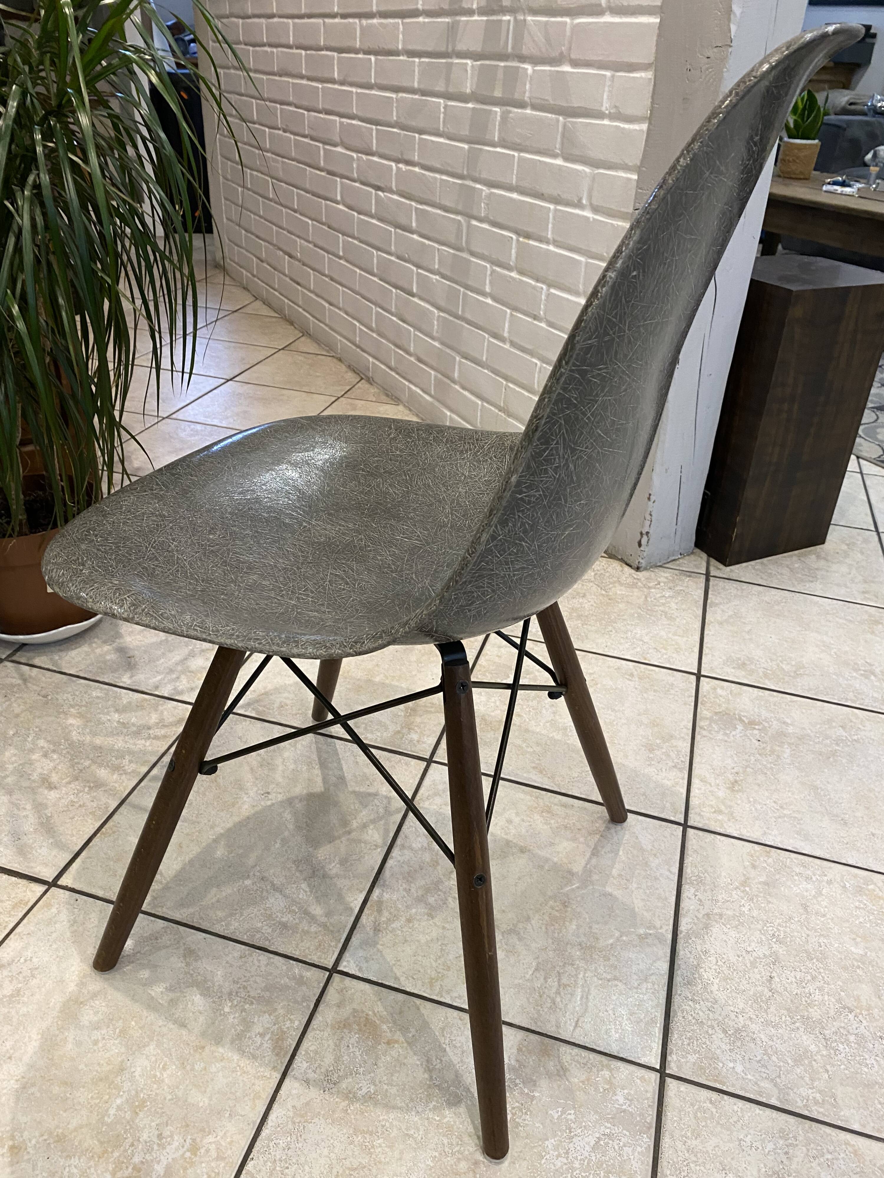 DSW chair elephant grey fibre, walnut dowel, Eames, Herman Miller, vintage.