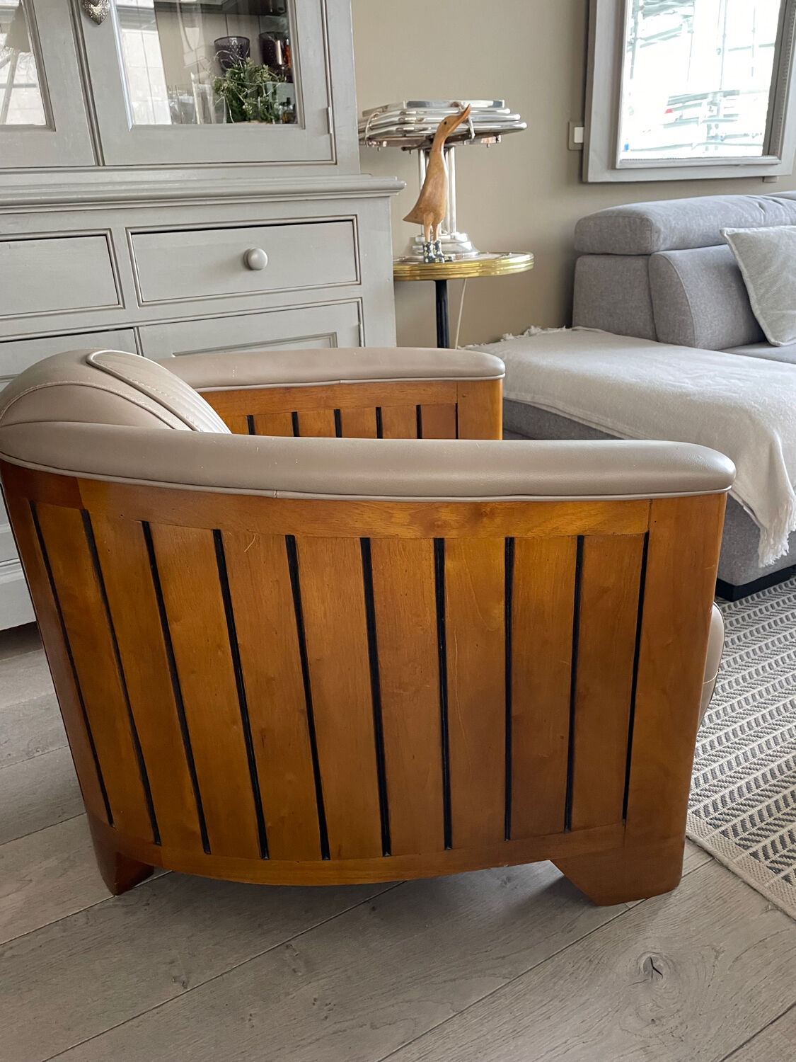 Paire de fauteuils club en cuir et bois