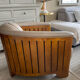 Paire de fauteuils club en cuir et bois