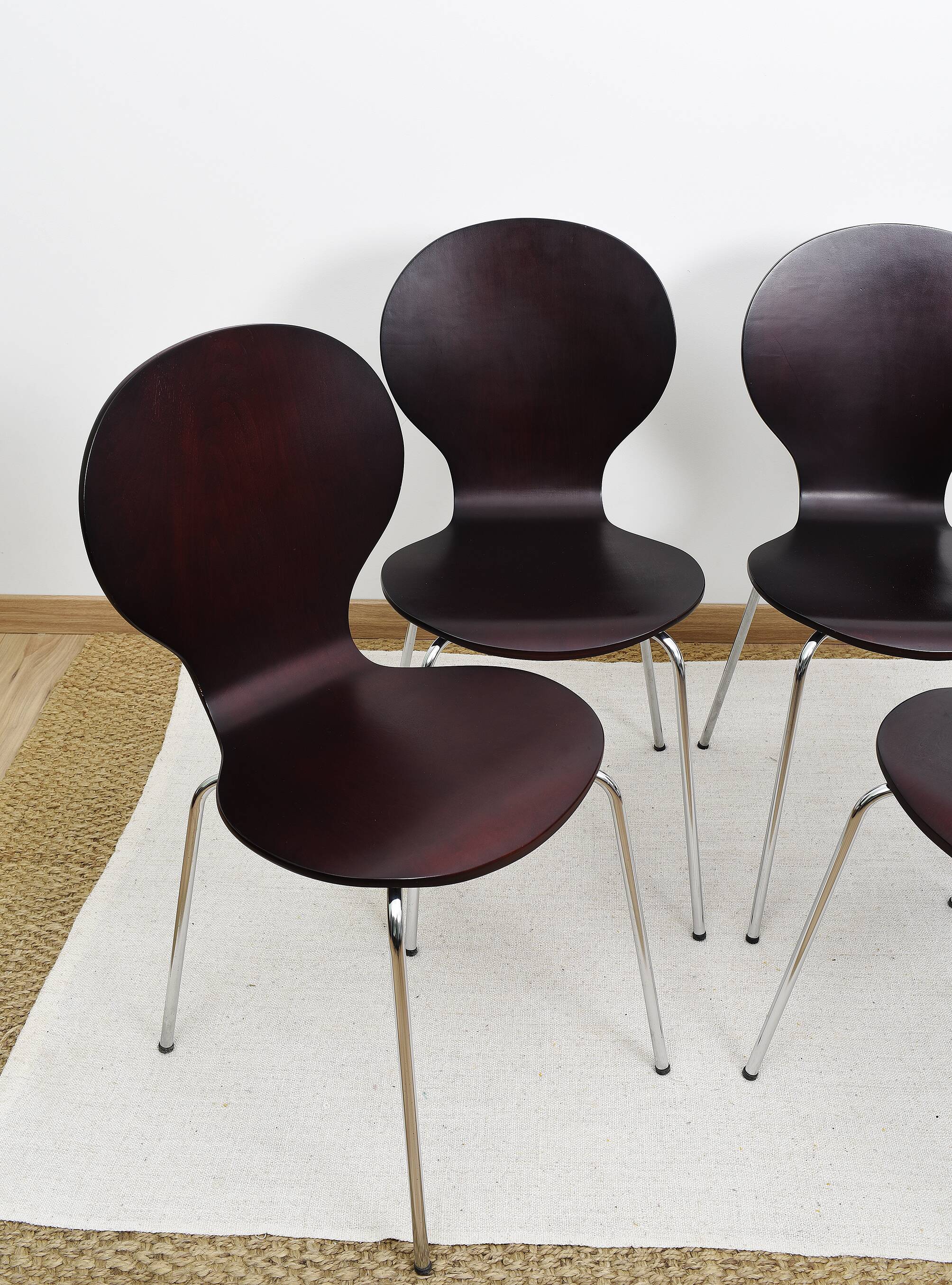 Set of 4 "ant" chairs, vintage, Diego model. Stackable, dark burgundy color.
