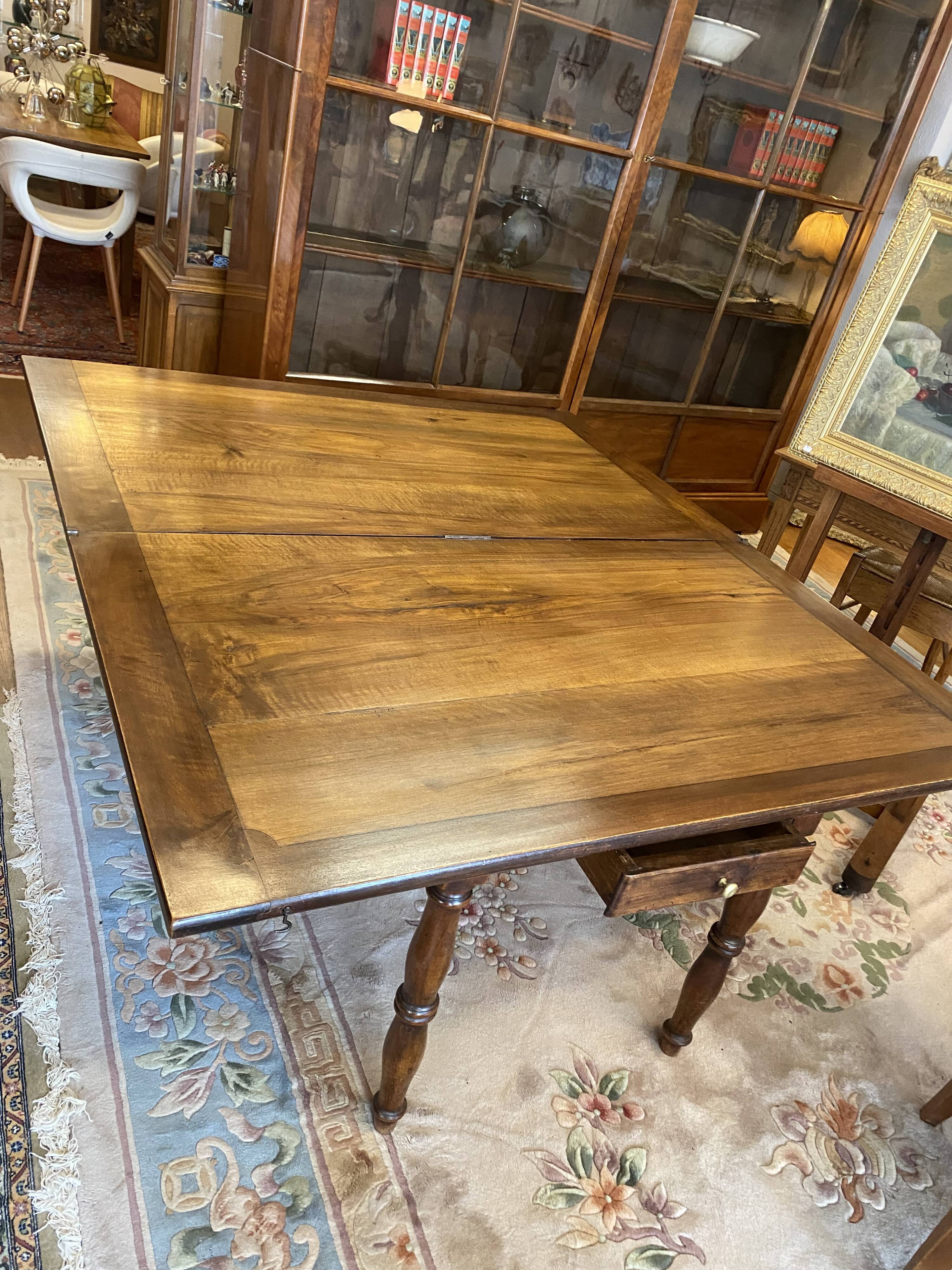 Walnut leaf table, Jacob legs