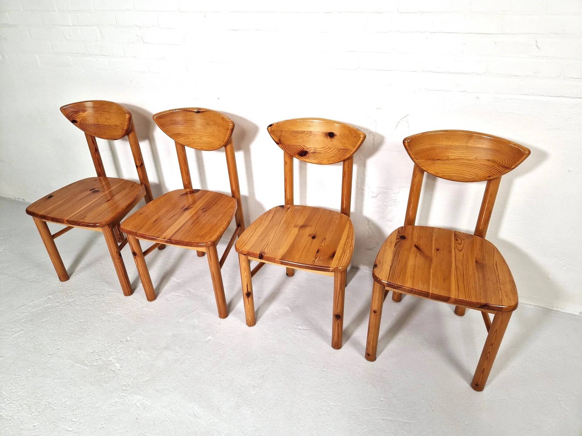 Set of 4 Daumiller pine dining chairs