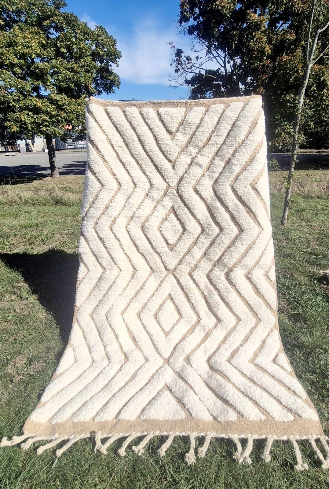 Superb handcrafted Berber rug made of natural wool, a unique piece