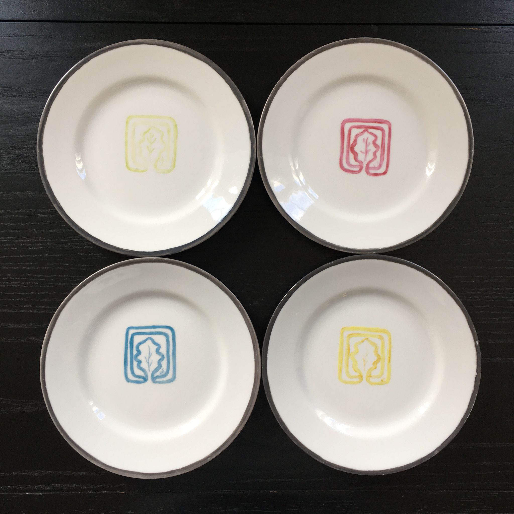 Set of 4 plates with oak leaf decoration