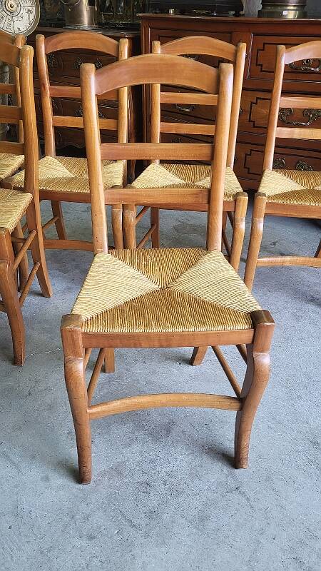 SET OF 6 DINING ROOM OR KITCHEN CHAIRS IN RESTAURANT STYLE IN WALNUT