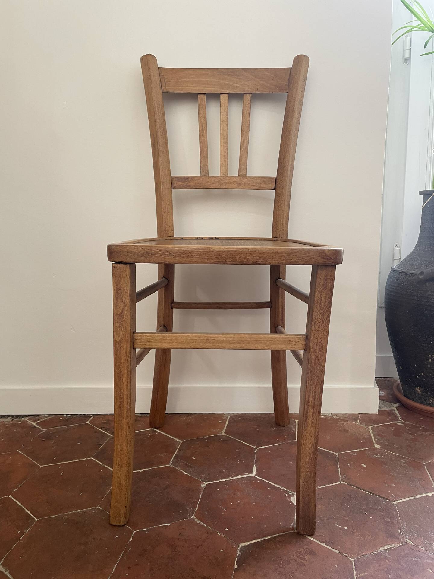 Paire de chaises vintage en bois – lignes sobres et belle patine