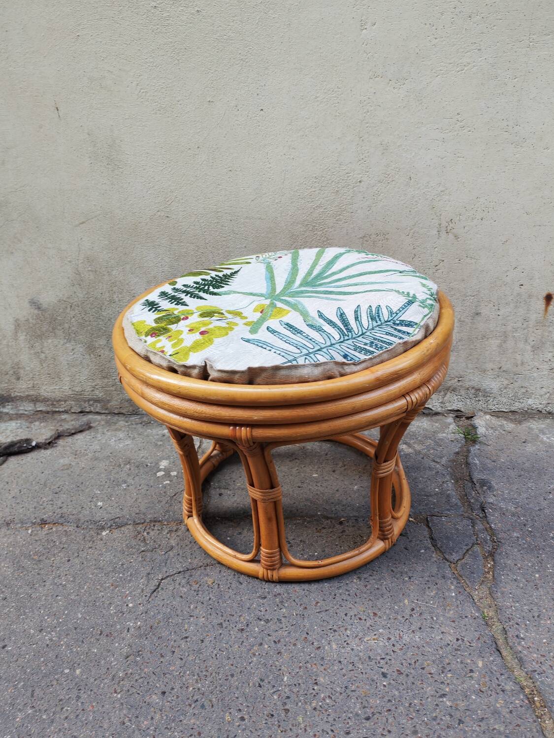 Vintage bamboo pouf