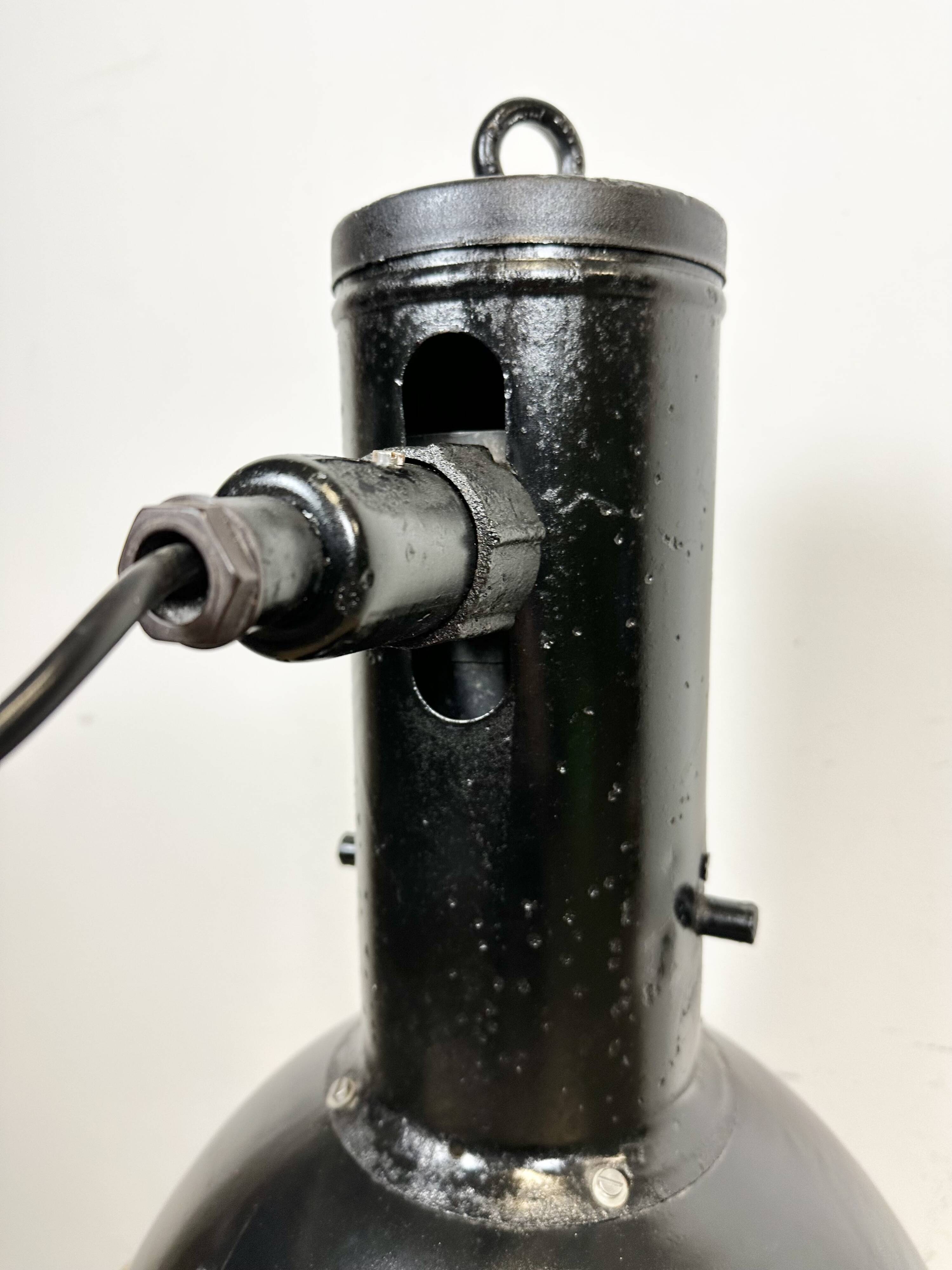 Suspension industrielle en émail noir, 1950s