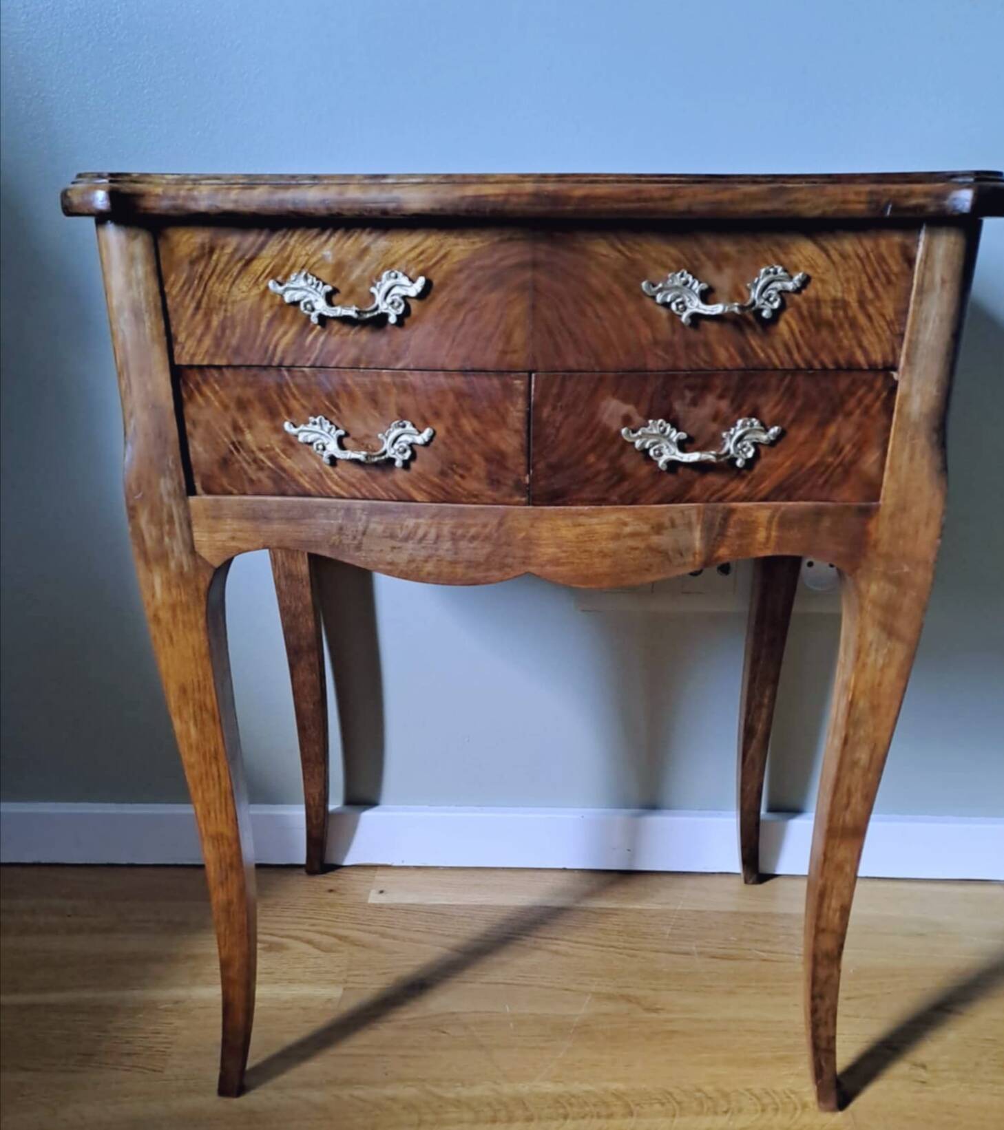 Antique chest of drawers