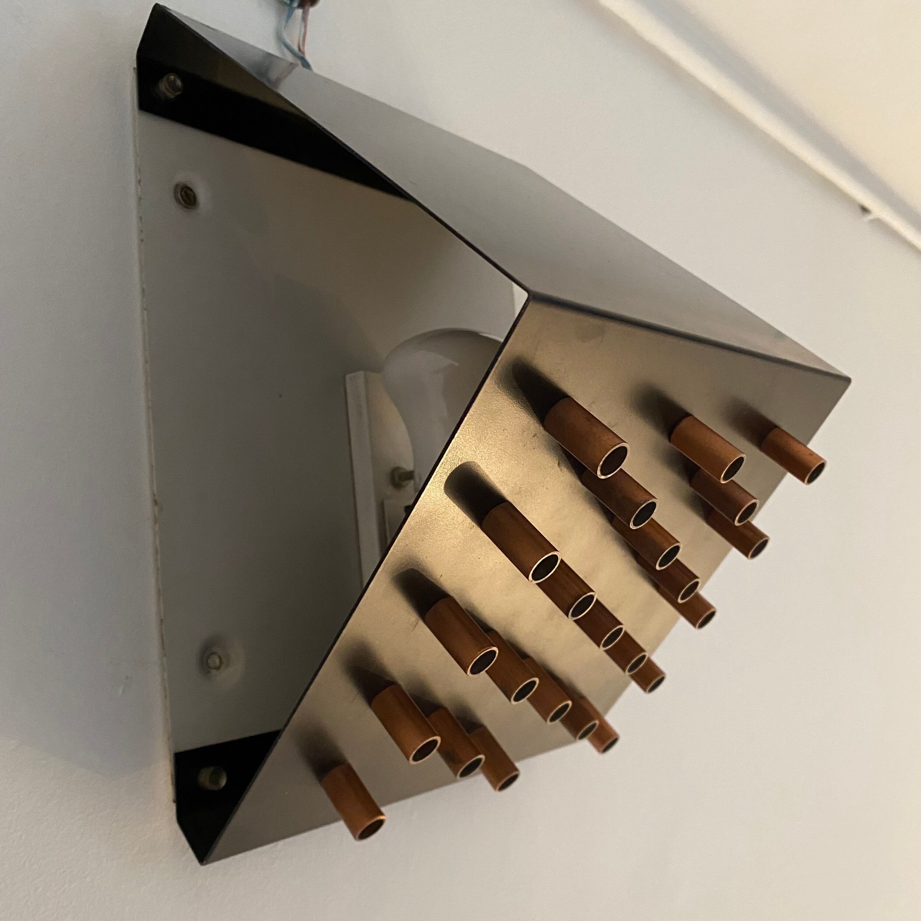 Applies "Chiaroscuro" by Raak. 1962