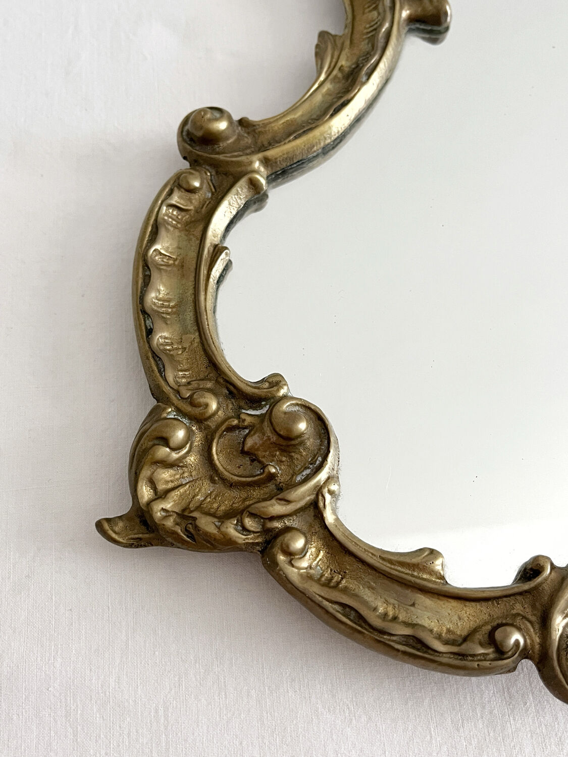 Miroir classique rocaille en laiton doré vintage