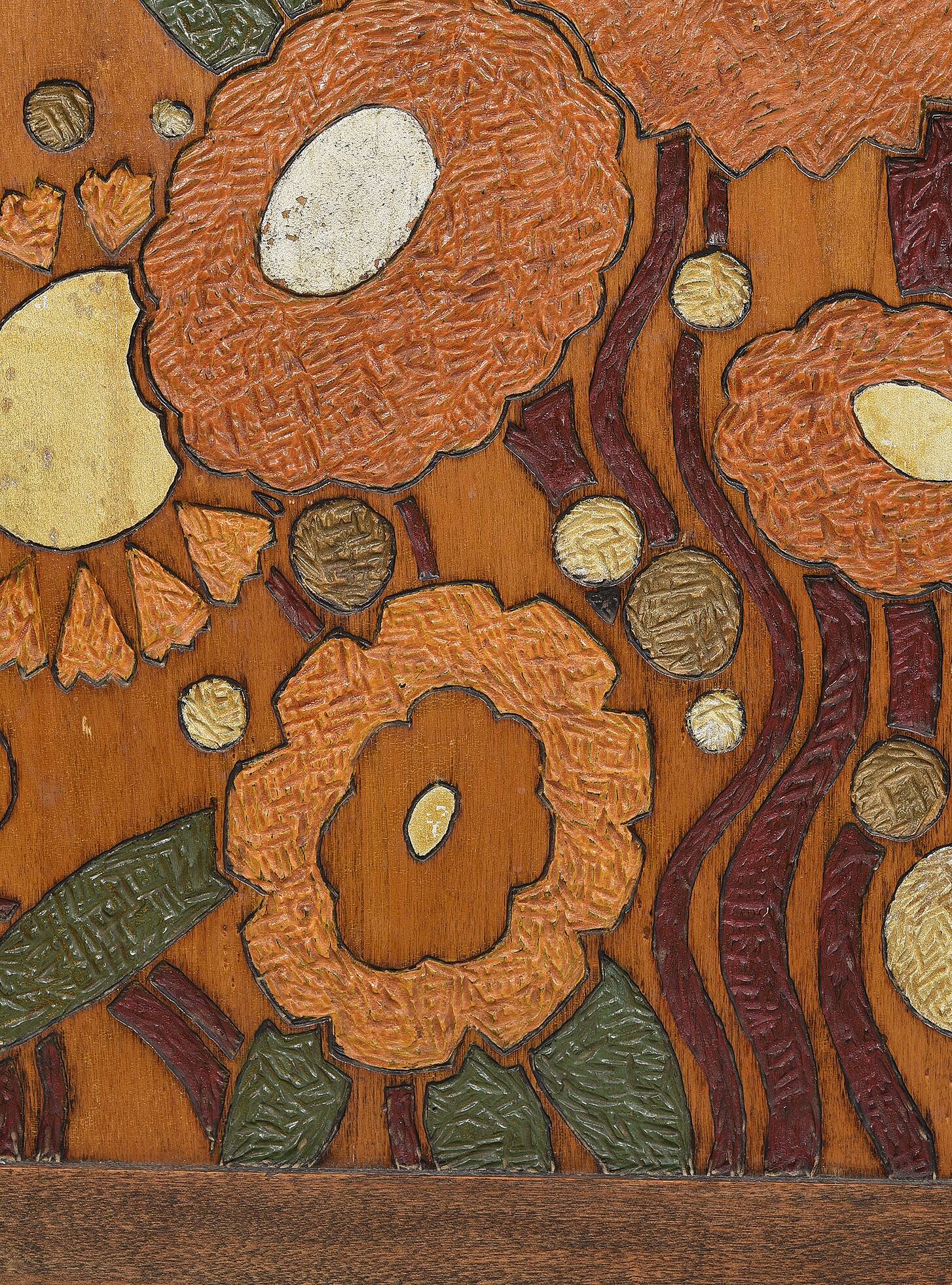 Buffet ou armoire d'angle, à 3 faces, en bois massif, sculpté et peint.