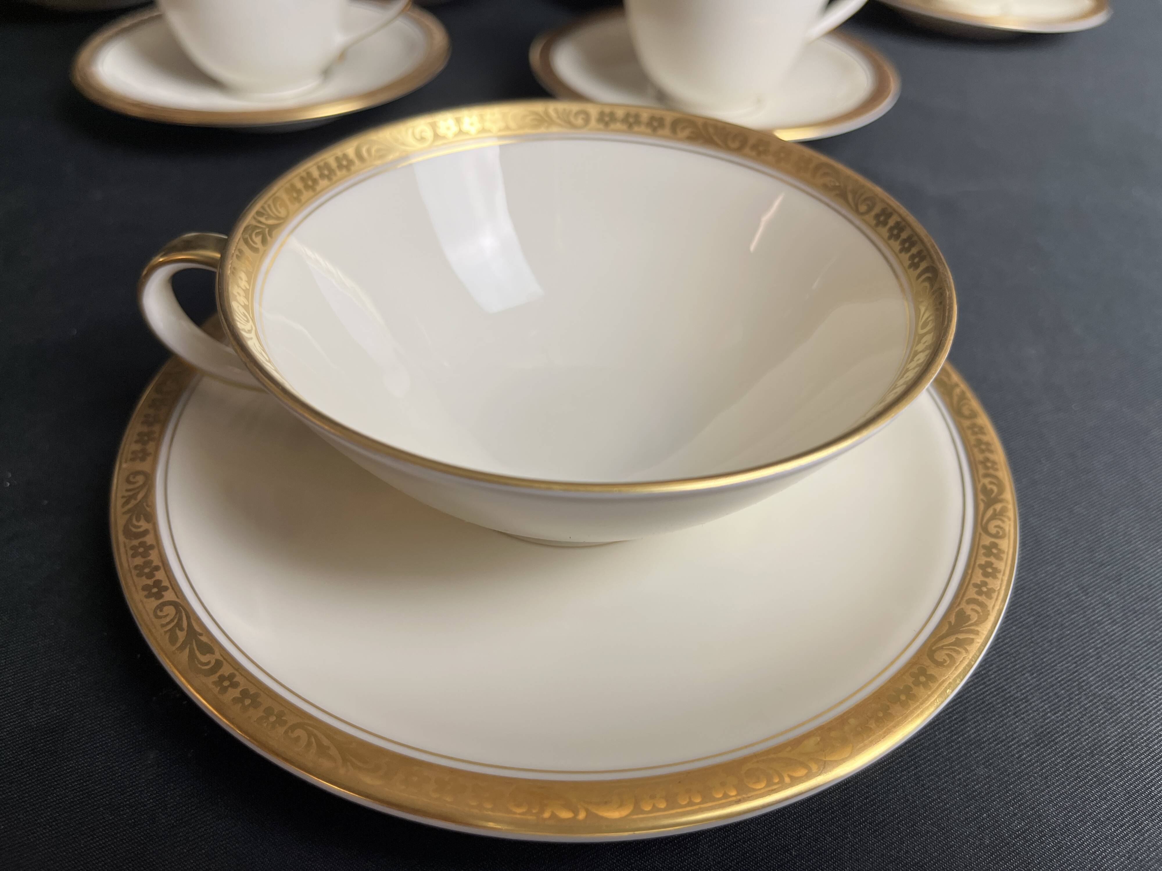Coffee and tea service set in fine porcelain from Bavaria, around 1950.