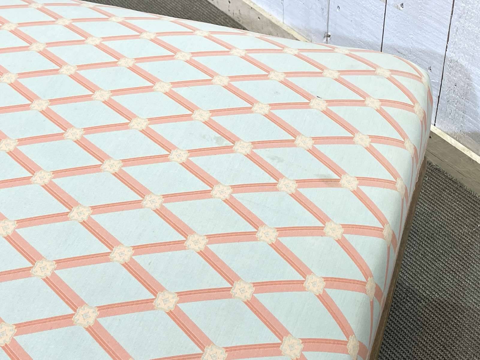 Lit de repos anglais début XXème en chêne, quelques tâches sur le tissu