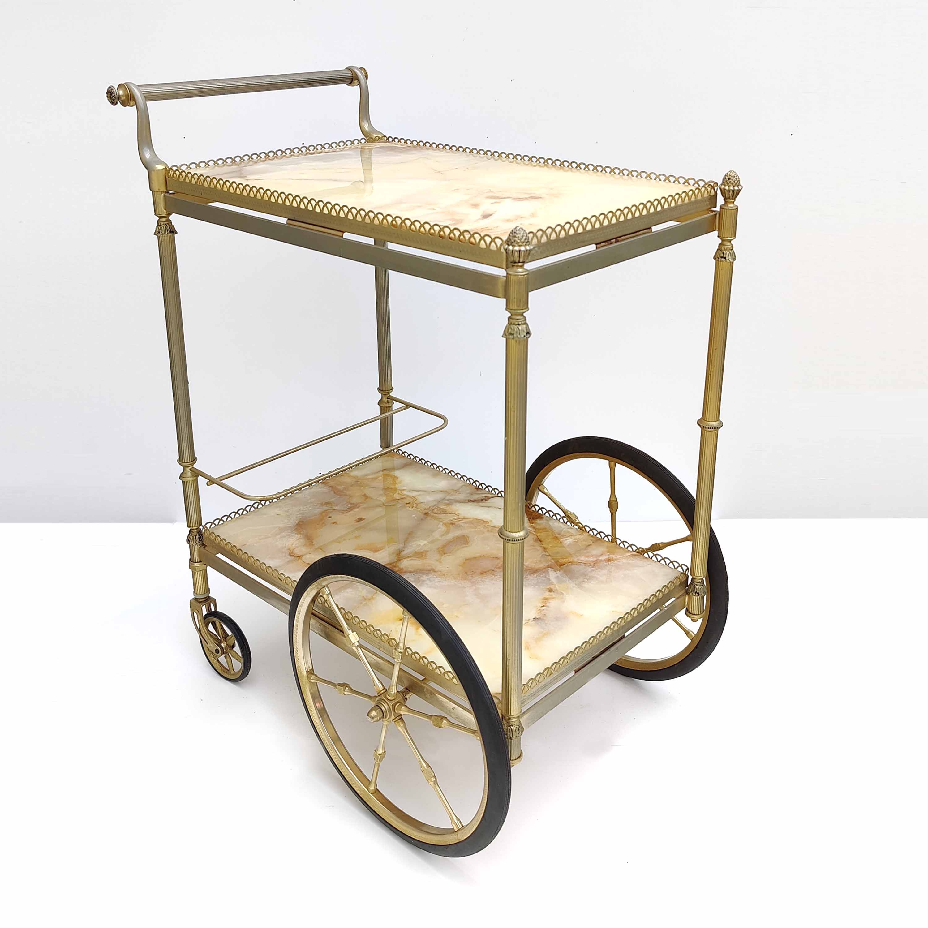 Golden bar and onyx dessert