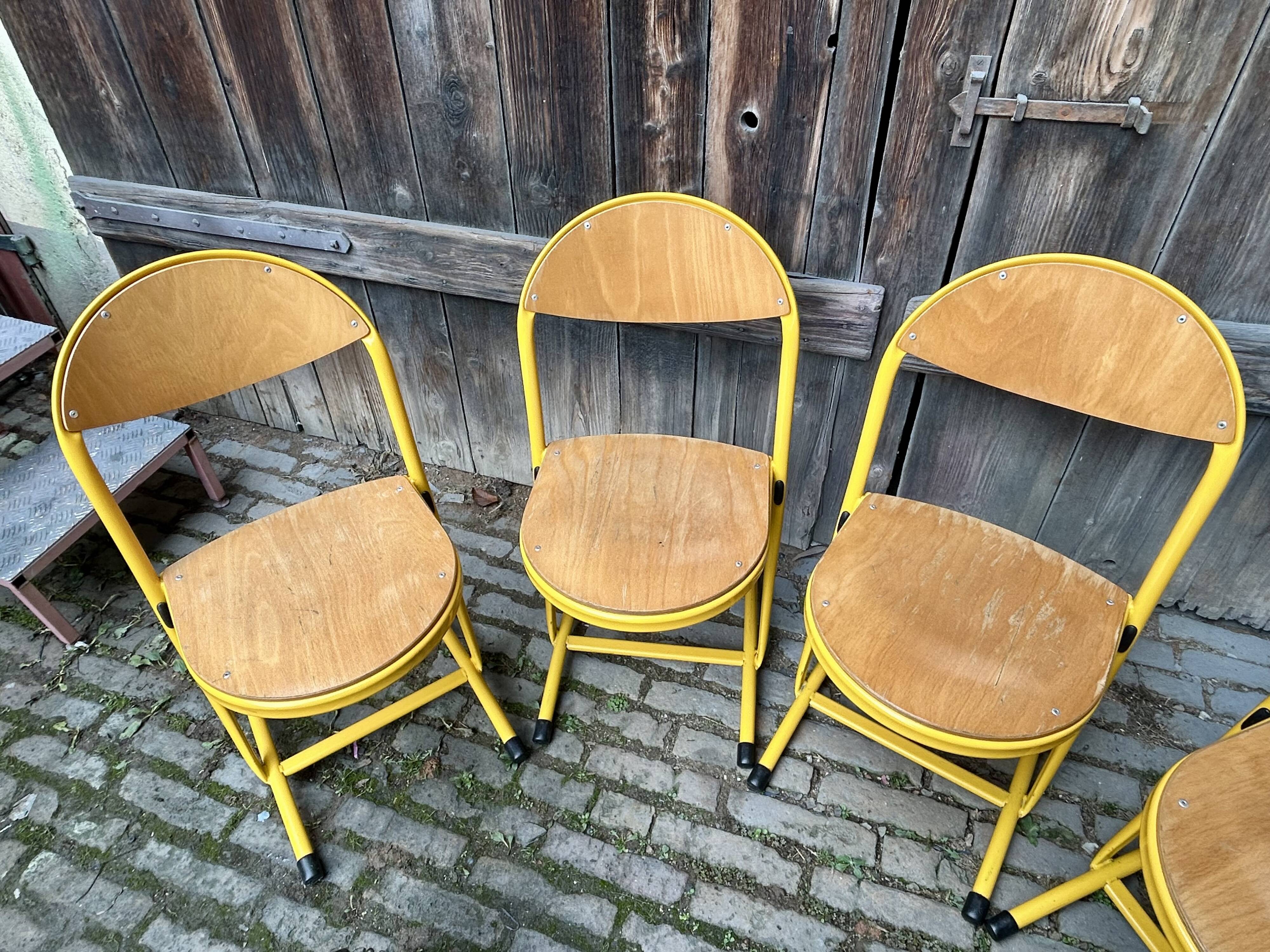Lot de 5 chaises d’écolier vintage – Jaune & Bois