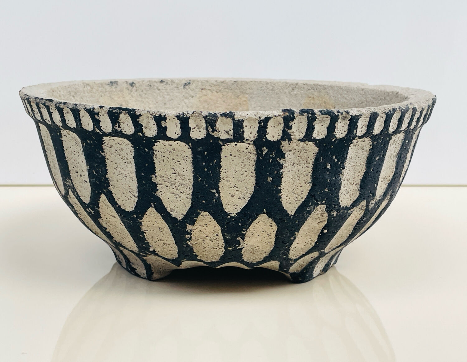 Cache-pot or planter in cement - tripod, brutalist - 1950