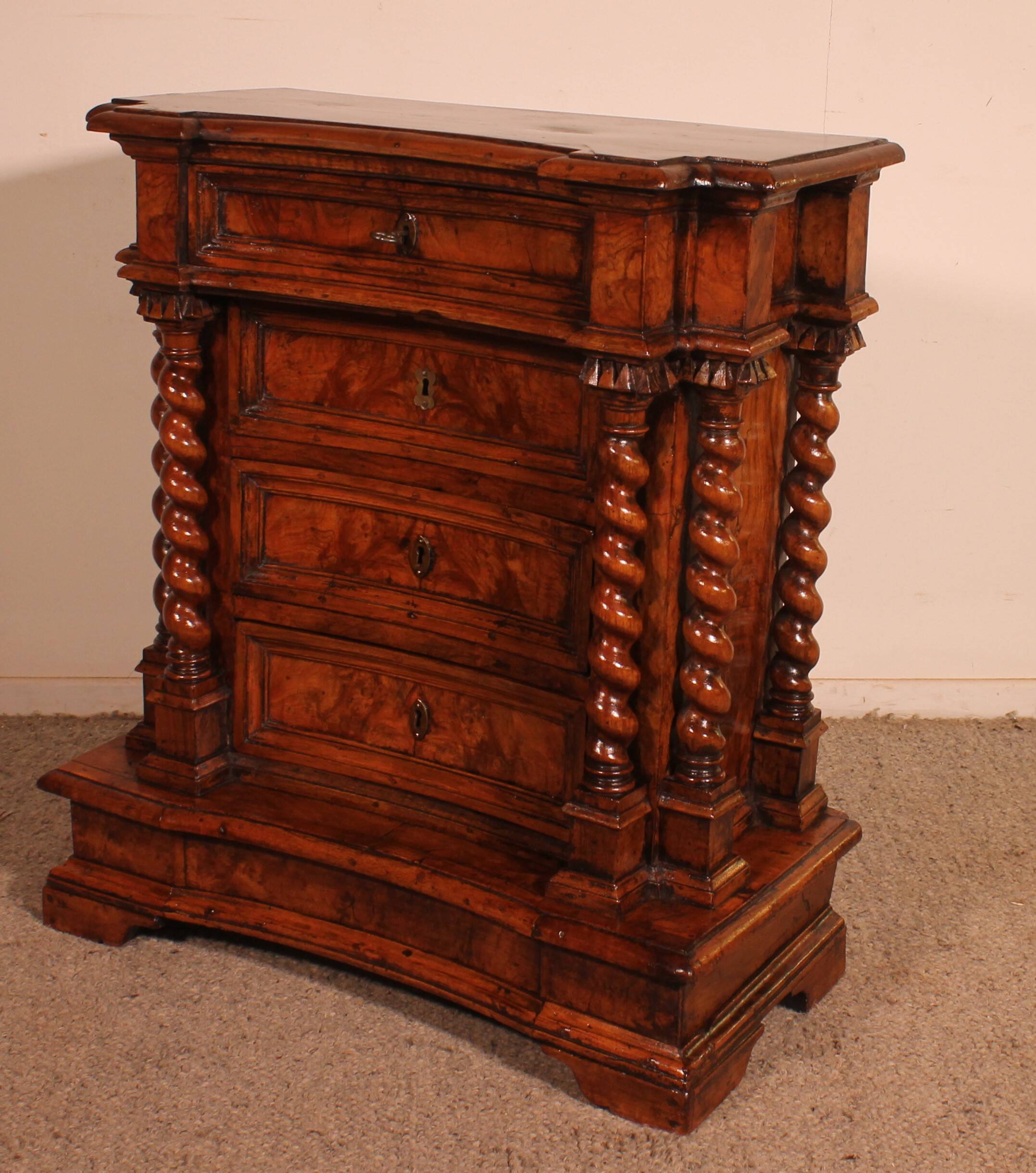 Italian Renaissance oratory in walnut and burl walnut - 17th century