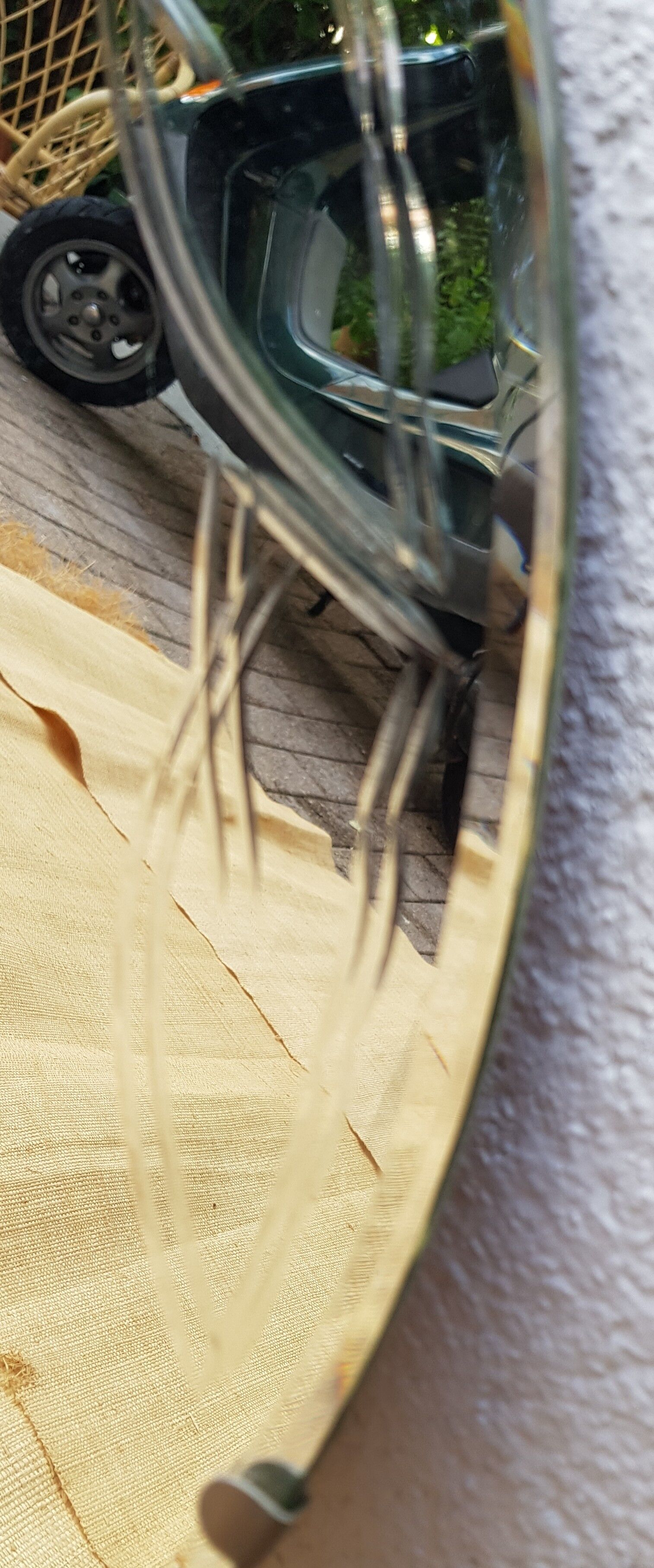 Bevelled and chiseled round mirror