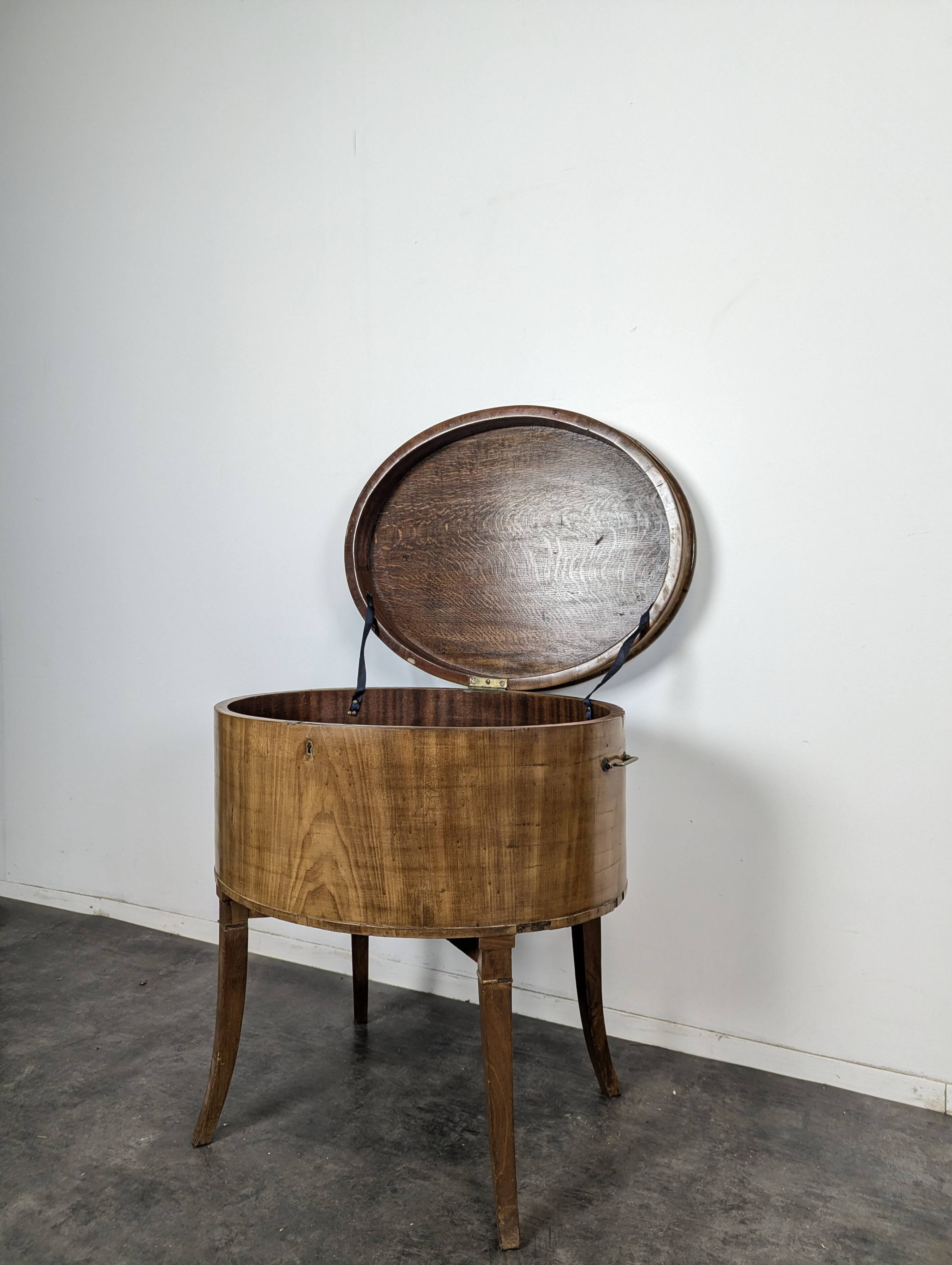 English Cellaret Bar Cabinet in Mahogany, Georgian period