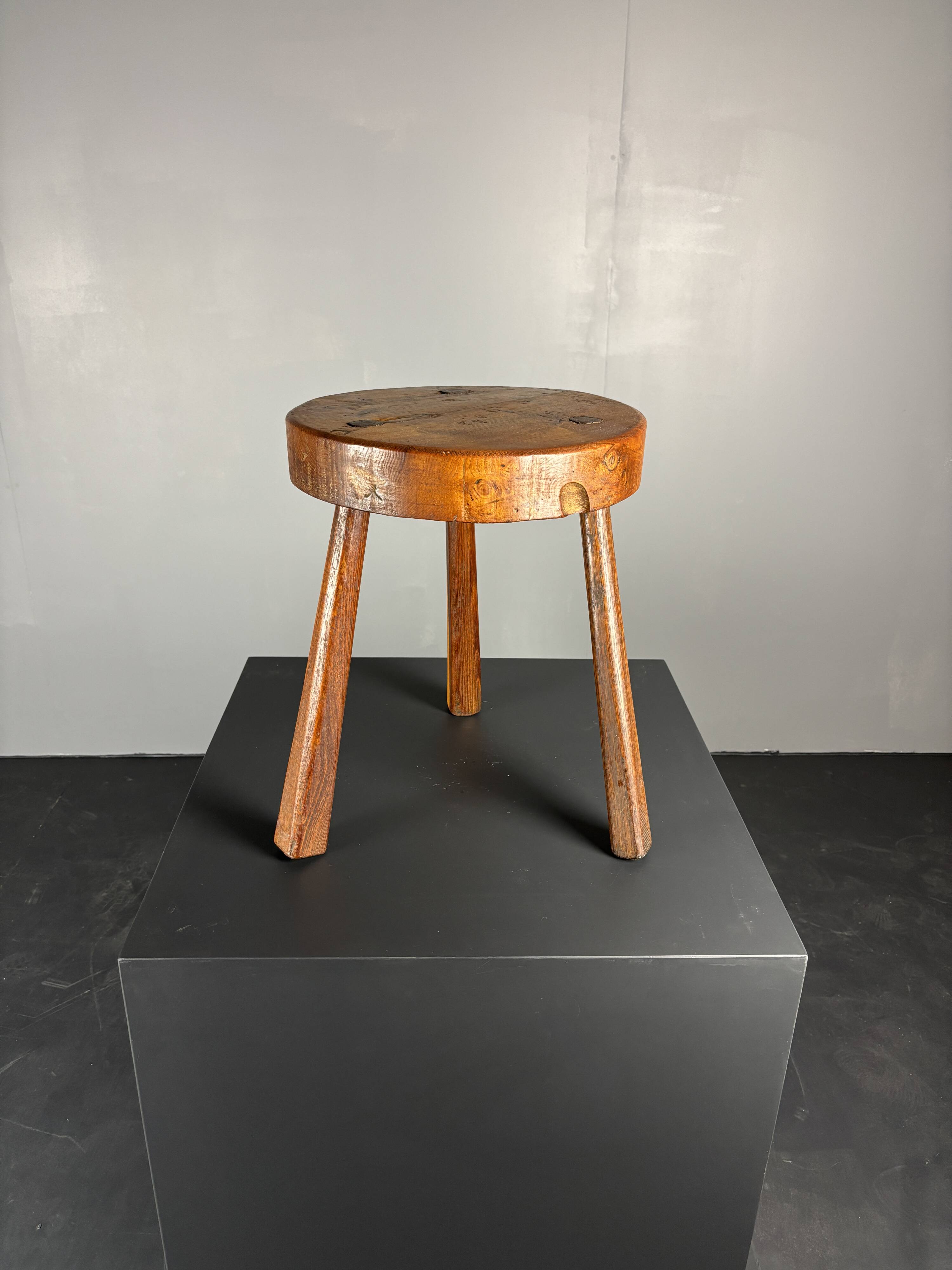 Tabouret de ferme rustique français massif de style brutaliste des années 1950