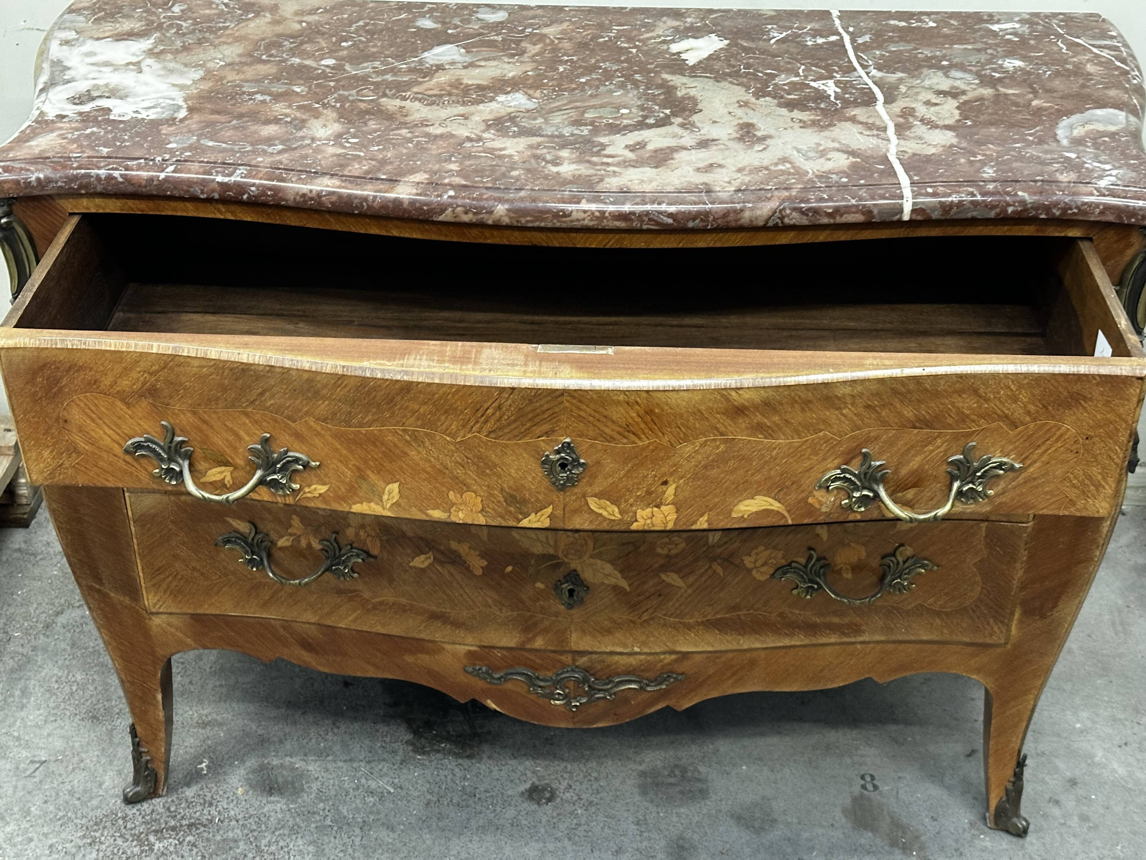 Curved and inlaid chest of drawers, Louis XV style, late 19th-early 20th century