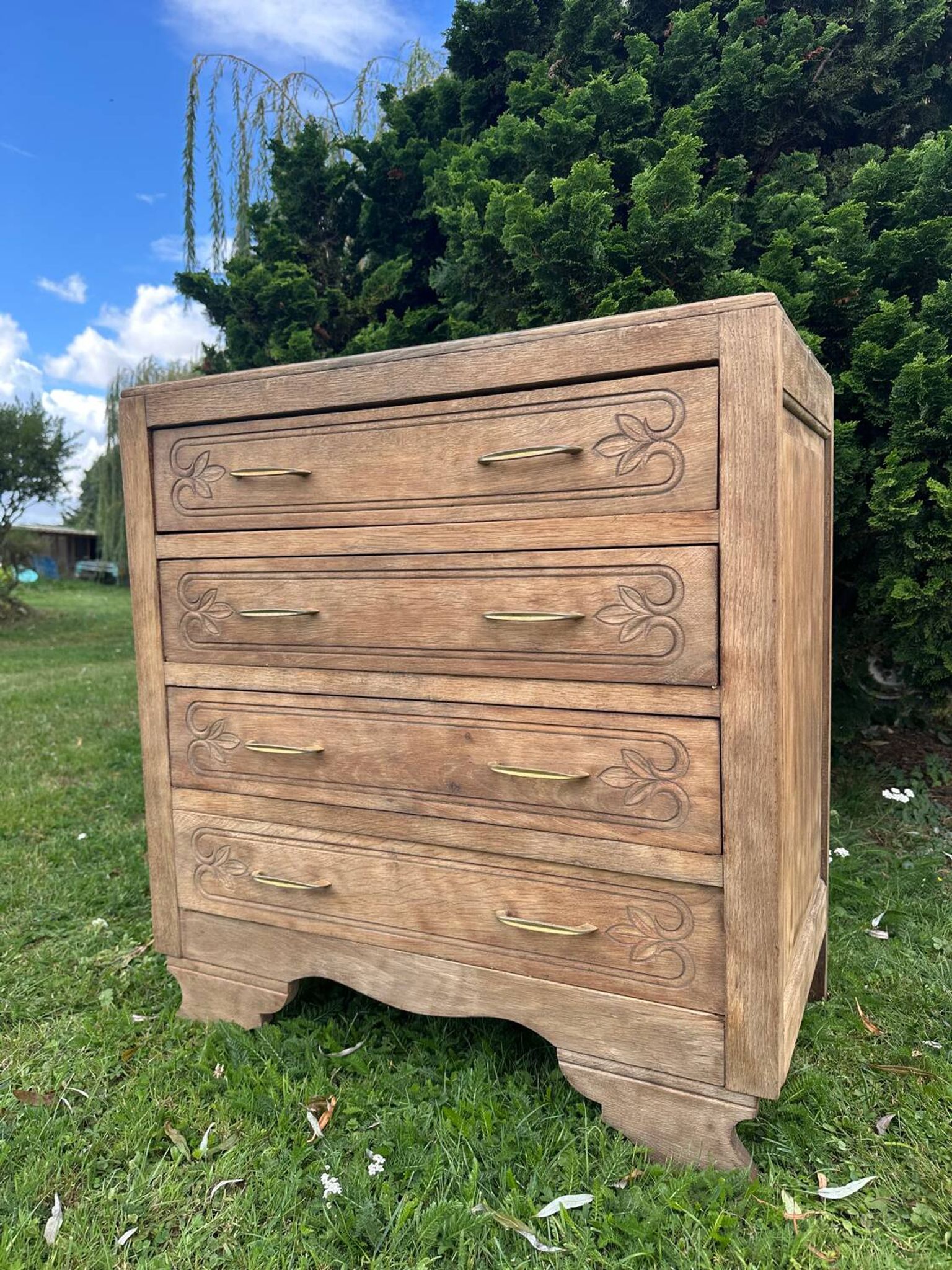 Commode vintage en bois massif sculpté – 4 tiroirs