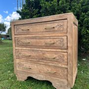 Commode vintage en bois massif sculpté – 4 tiroirs