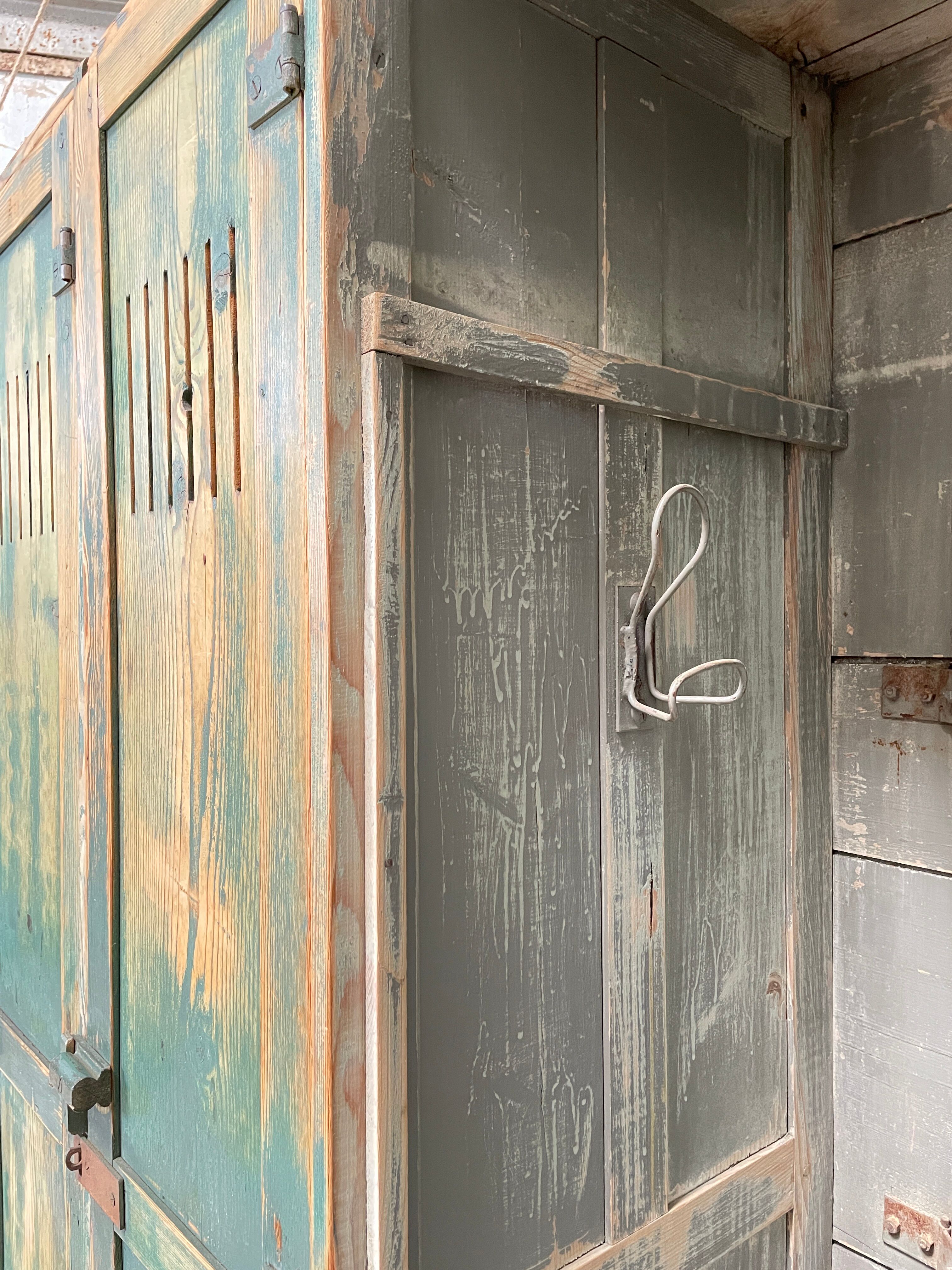 5-door cloakroom in patinated wood