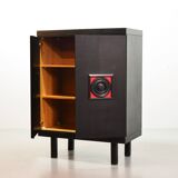 Buffet haut brutaliste noir aux accents rouges de style De Coene. Belgique, années 1960.