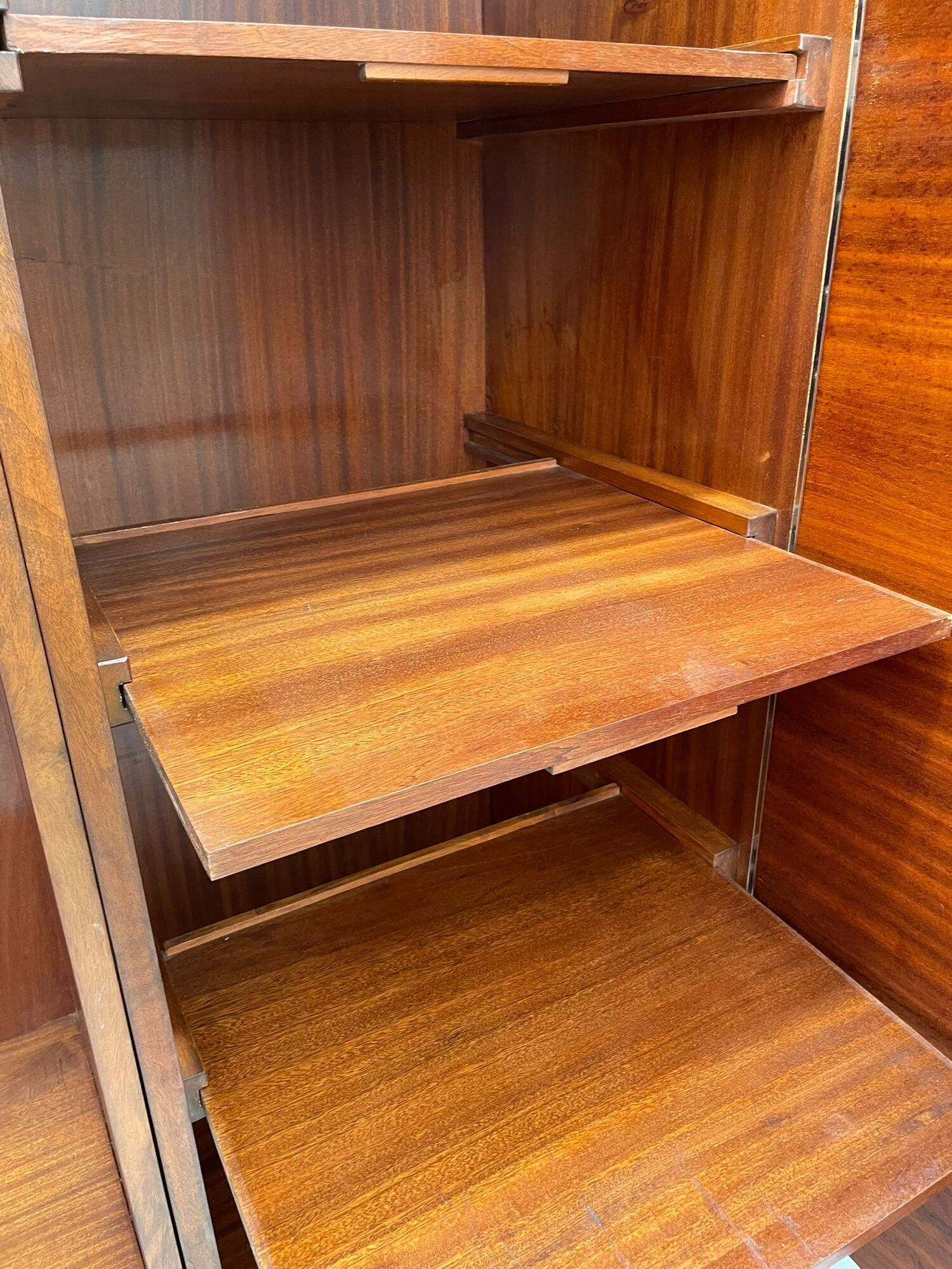 Armoire en placage de noyer restaurée d'influence Art Déco, années 1930