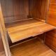 Armoire en placage de noyer restaurée d'influence Art Déco, années 1930