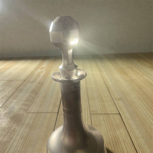 Lot de 3 flacons anciens en étain avec bouchons en verre taillé