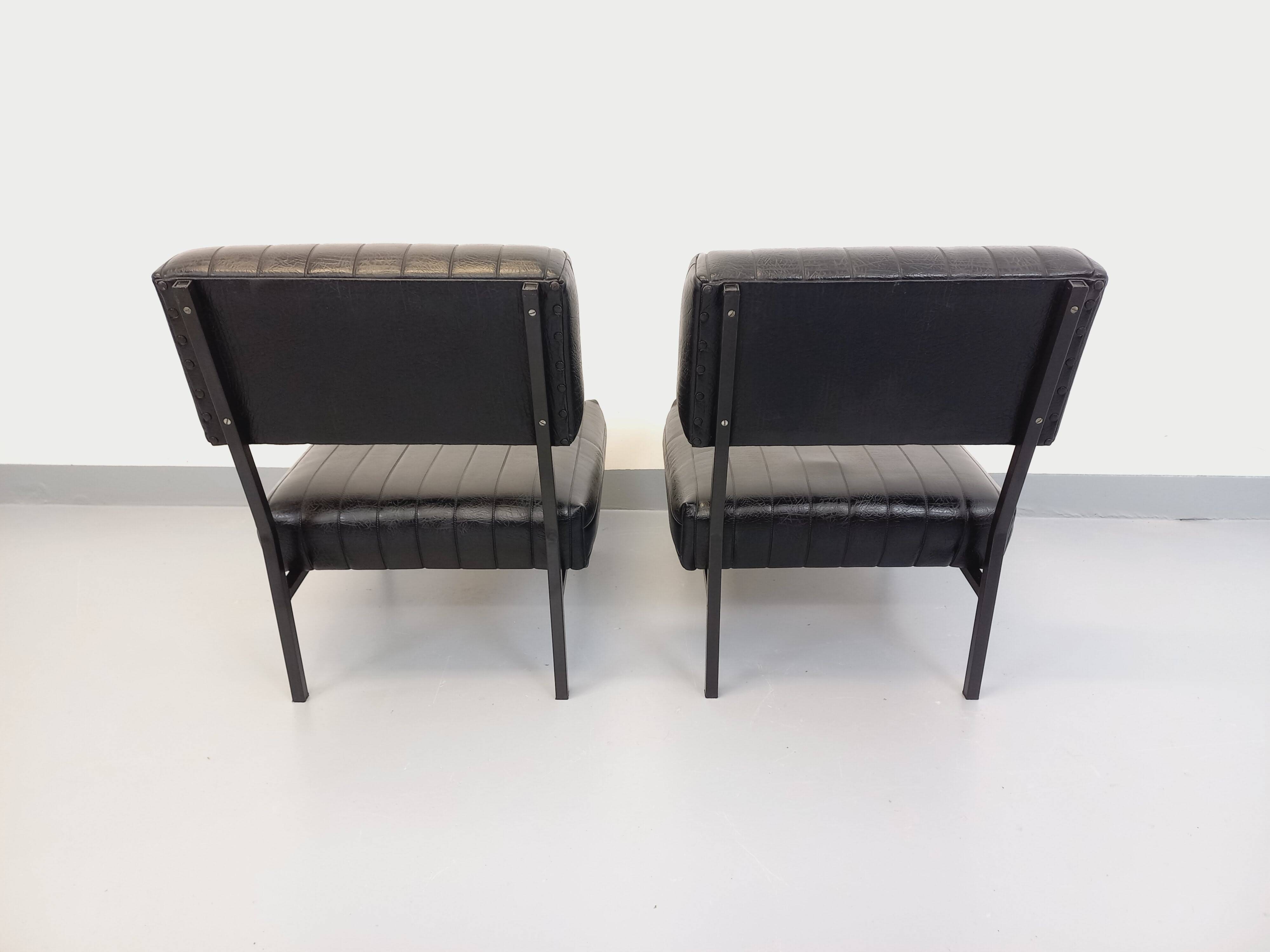 Set of 2 vintage modernist armchairs in black faux leather and metal.