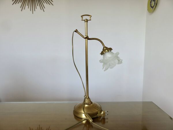 Grande lampe art nouveau en laiton, tulipe en verre dépoli en forme de rose