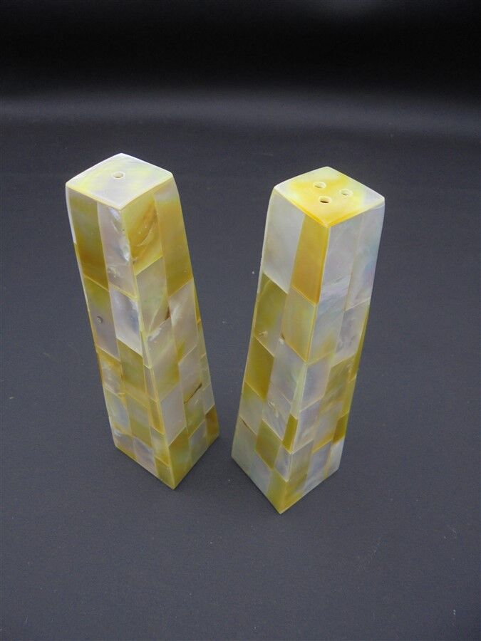 Set of one salt and one pepper shaker