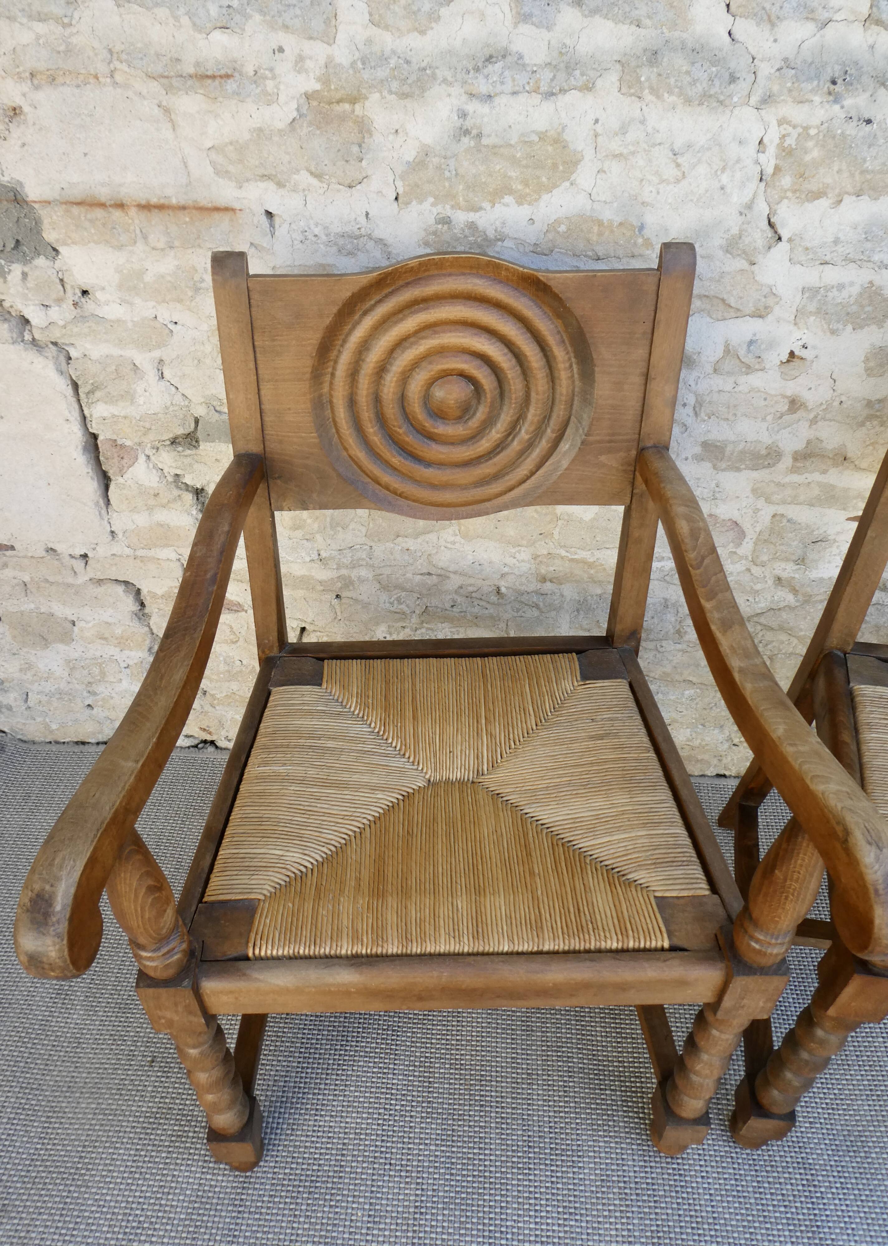 Paire de fauteuils néo-basques, en bois et assise paillée