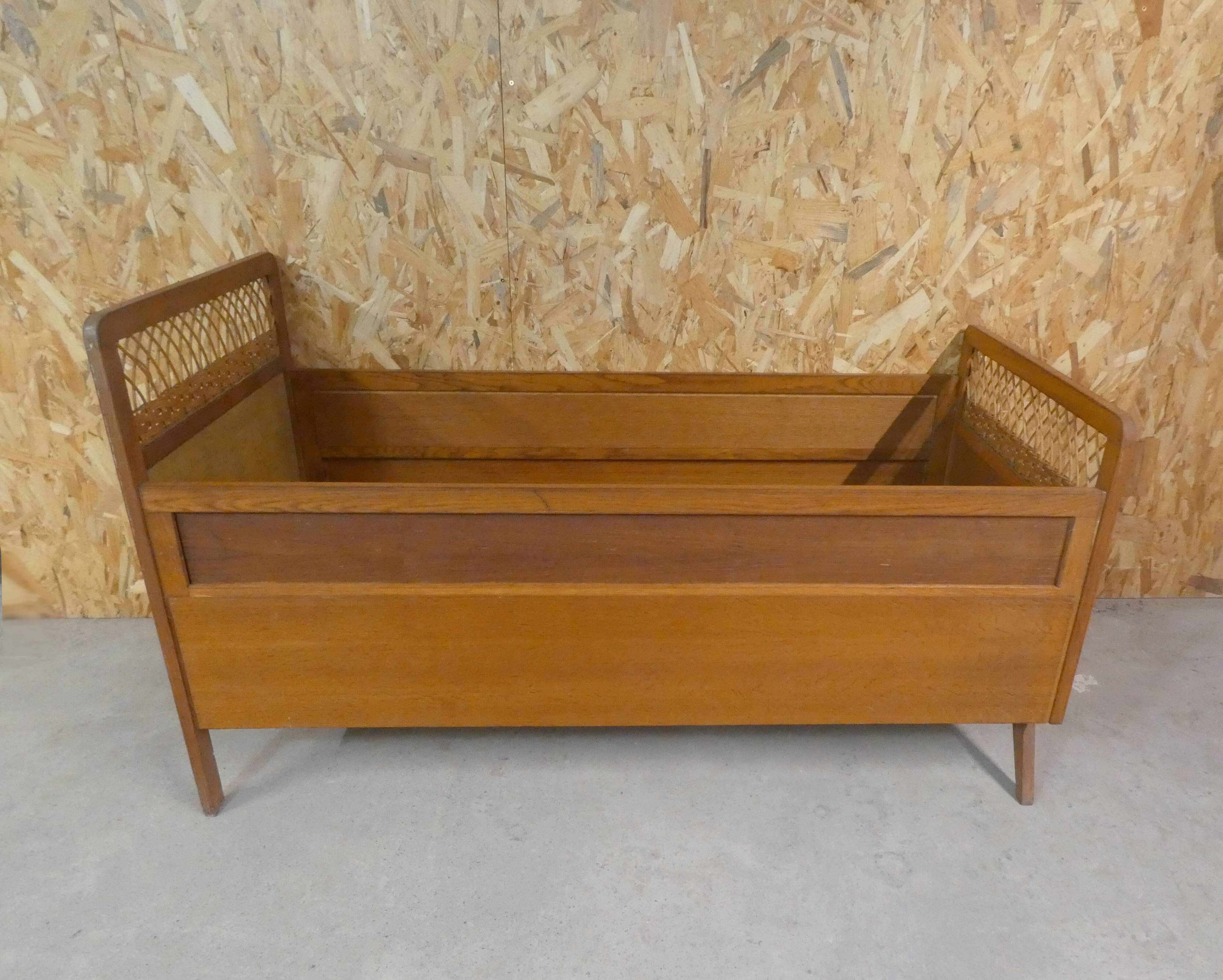 Vintage rattan and wood bed for children's compass feet