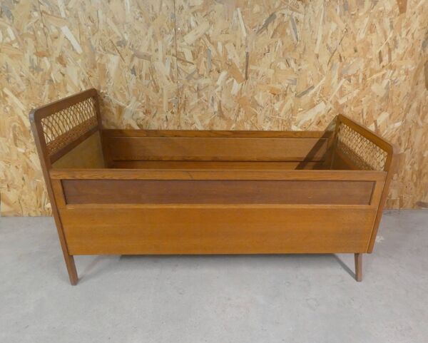 Lit en rotin et bois pieds compas enfant vintage