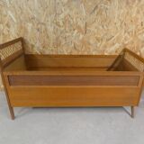 Lit en rotin et bois pieds compas enfant vintage