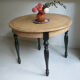 Table ronde en chêne cérusé, pieds teintés cirés